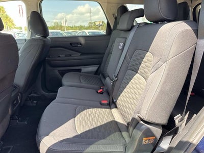 2025 Nissan Pathfinder SV