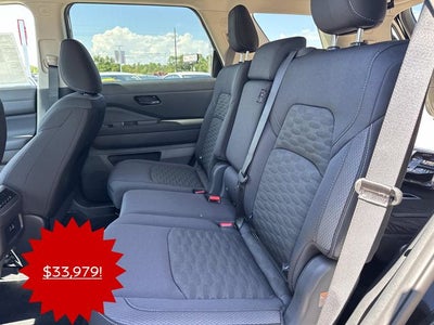 2025 Nissan Pathfinder SV