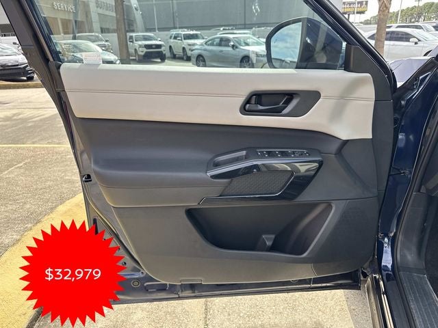 2025 Nissan Pathfinder SV